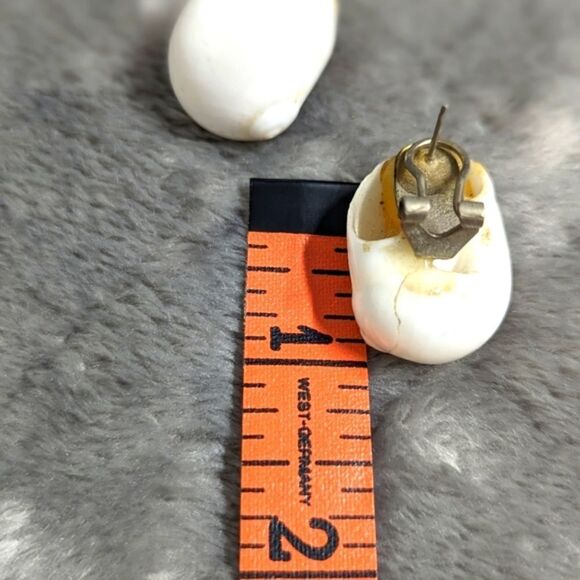 Vintage 80's White Sea Shell Pierced Earrings - Picture 2 of 6